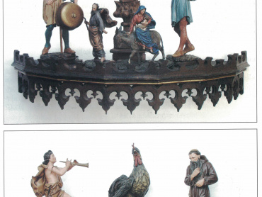 Figury z renovovaného orloje, polychromované dřevořezby od sochaře Bernarda Hoetgera z Wiedenbrucku ve Vestfálsku, výška 55 až 70 cm, 1898. Nahoře: kovářský mistr, zvonek na gotické fiále, kovářský tovaryš u zvonku. Mezi těmito figurami se nachází figurální skupina znázorňující útěk sv. Rodiny, polychromovaná dřevořezba z 2. poloviny 18. století. Dole: pastýř, kohout a mnich. Plošiny s gotickým lemem zhotovil olomoucký řezbář Franz Celler. Vlastivědné muzeum v Olomouci, sign. CH 994, Ch 995, Ch 996, CH 997, CH 998, CH 999, CH 990, CH 1007. Foto Pavel Rozsíval. 